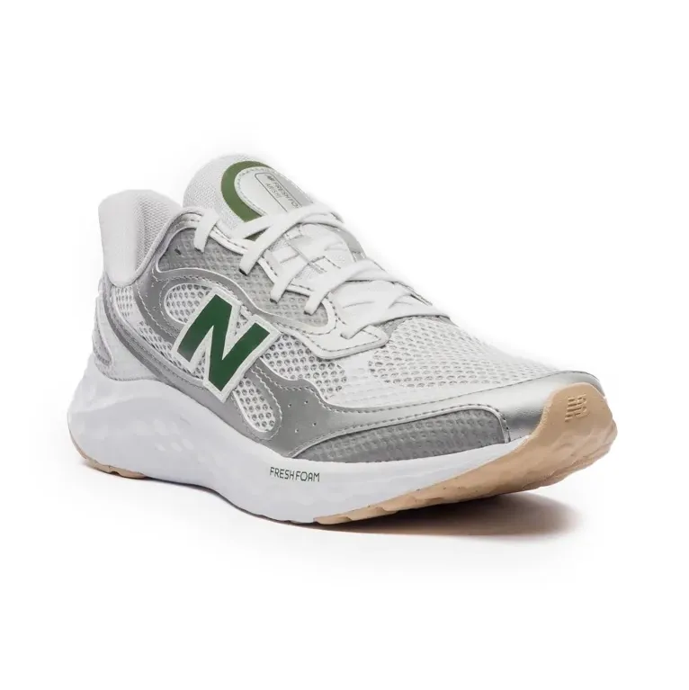 Três quartos frontal do tênis New Balance Arishi v4 destacando entressola Fresh Foam e detalhes do cabedal